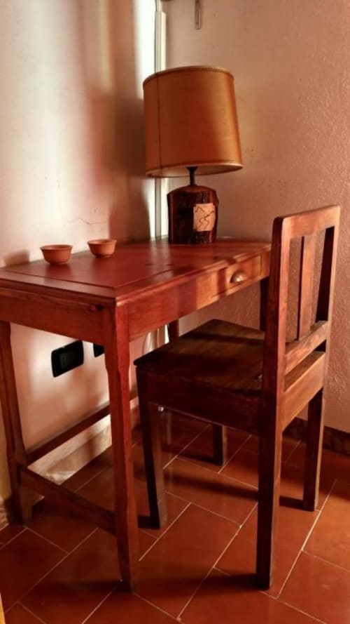 Scrivania in legno con sedia e lampada da tavolo nell'appartamento La Terrazza a Torre Della Chiocciola, Monteriggioni
