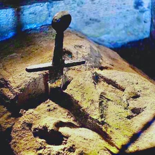Relitto sommerso con ancora presso la proprietà costiera di Torniella a Siena, Italia