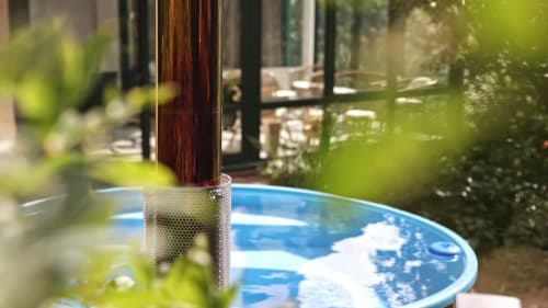 Bain nordique bleu de l'Appartement 2 Personnes de la Villa Pré d'Oro avec véranda vitrée et verdure