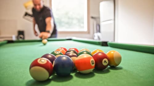 Table de billard américain de la Villa Pré d'Oro - espace loisirs partagé accessible depuis l'Appartement 2 Personnes