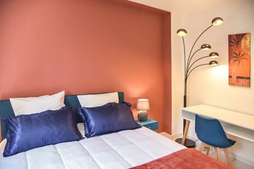 Chambre Terracotta de la Villa Pré d'Oro - lit double avec coussins bleu saphir, mur terracotta et bureau design