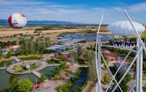 Vue aérienne de la région de Cernay avec ballons à air chaud, éoliennes et panneaux solaires en milieu rural français
