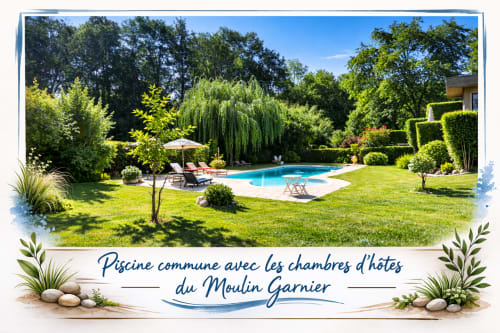 Piscine partagée du Moulin Garnier avec transats et parasol, entourée de jardins paysagers à Vernou-sur-Brenne