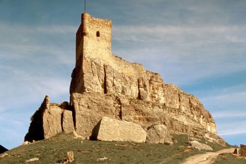 Ruinas de torre de piedra histórica en ladera cerca de Arbancon, España - Alojamientos Rurales Fuente Vieja