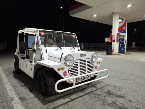 Voiture blanche de style vintage à la station-essence près de Villa Colina, Mandelieu la Napoule