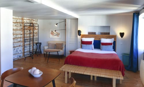 Chambre Sancy à La Tour Grégoire B&B à Clermont-Ferrand avec lit queen-size aux draps rouges, mobilier en bois et