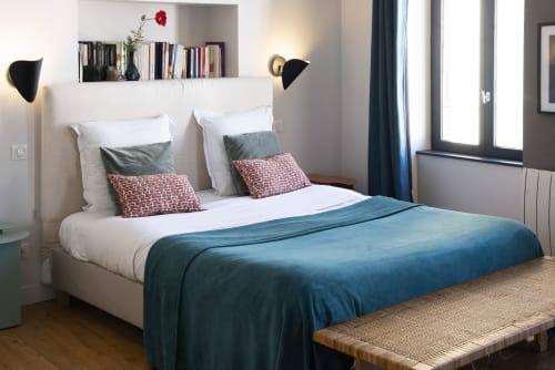 Chambre moderne à la Maison d'hôtes La Tour Grégoire à Clermont-Ferrand, vue sur la ville, lit blanc, jeté turquoise, coussins décor