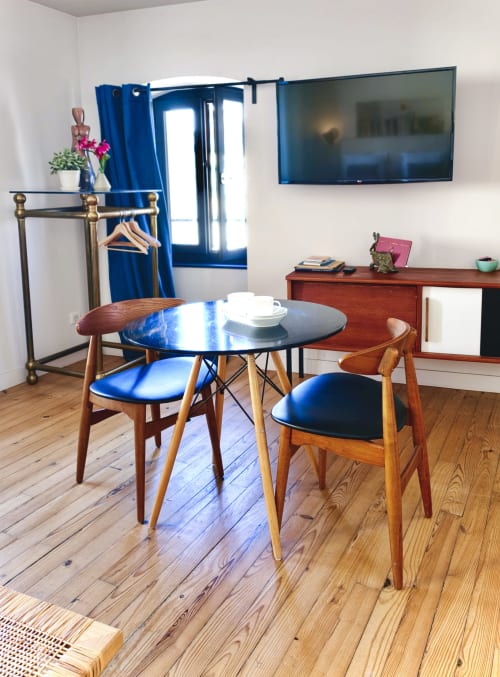 Espace repas moderne à la Chambre Pariou de La Tour Grégoire, Clermont-Ferrand, avec table ronde, chaises en bois, accents bleus et