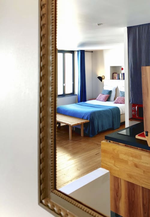 Chambre Pariou à La Tour Grégoire, Clermont-Ferrand : chambre moderne avec literie bleue, parquet, fenêtre avec vue sur la ville