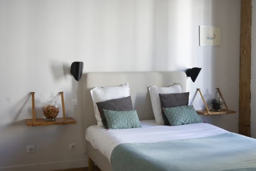 Chambre Pavin à La Tour Grégoire B&B à Clermont-Ferrand : lit moderne, draps blancs et vue sur la ville
