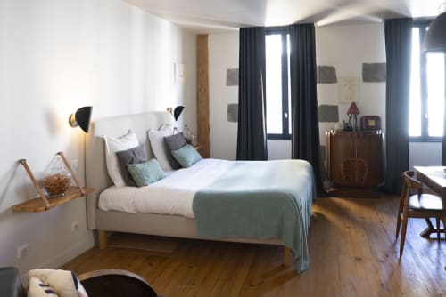 Chambre Pavin à La Tour Grégoire à Clermont-Ferrand : chambre moderne avec lit crème, oreillers gris-bleu, rideaux épais