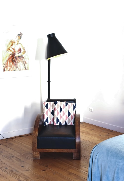Fauteuil d'accent moderne avec coussin géométrique et lampadaire noir dans la Chambre Pavin à La Tour Grégoire, Clermont-Ferrand