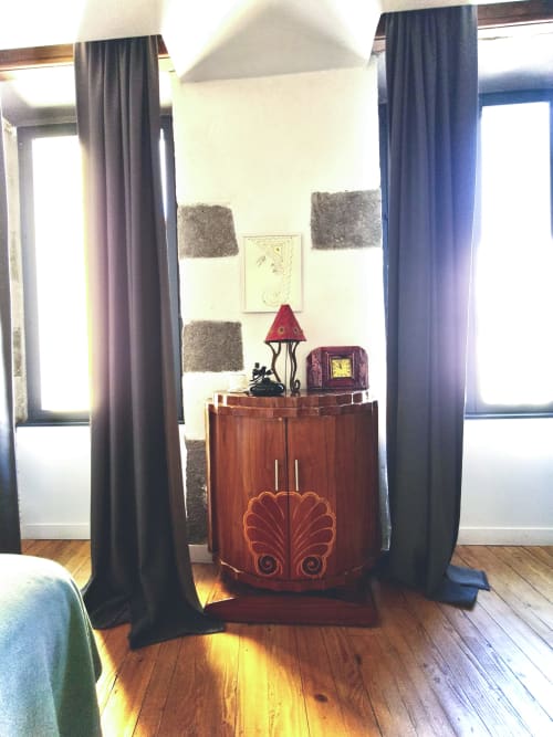 Chambre Pavin du gîte La Tour Grégoire à Clermont-Ferrand avec mobilier décoratif et vue sur la ville