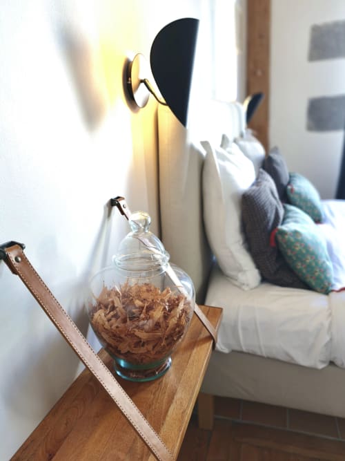 Table de nuit en bois avec vase décoratif en verre et sangle en cuir, Chambre Pavin à La Tour Grégoire, Clermont-Ferrand