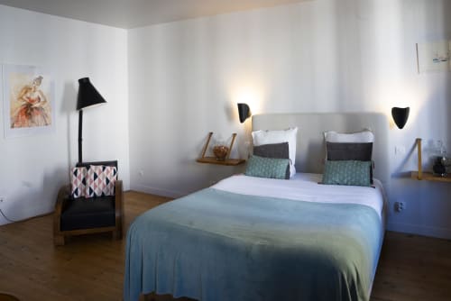 Chambre Pavin à La Tour Grégoire, Clermont-Ferrand : chambre moderne avec lit queen, tête de lit blanche, linge turquoise, bois