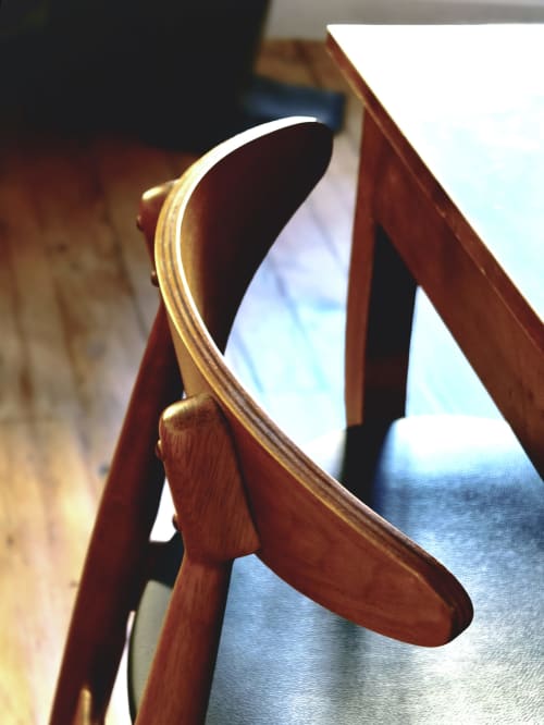 Chaise en bois à dossier incurvé à La Tour Grégoire à Clermont-Ferrand, chambre Guéry avec vue sur la ville