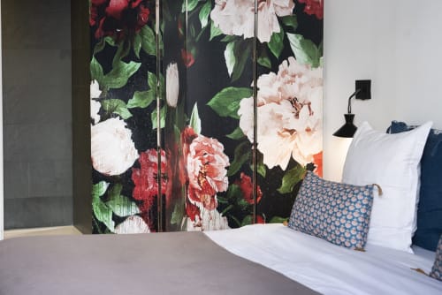 Chambre Guéry à La Tour Grégoire avec mur d'accent fleuri et literie blanche à Clermont-Ferrand