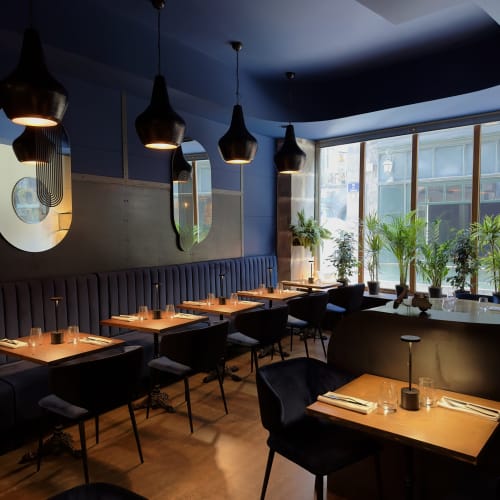 Salle à manger contemporaine de l'hôtel-boutique La Tour Grégoire à Clermont-Ferrand avec murs bleus, suspensions lumineu