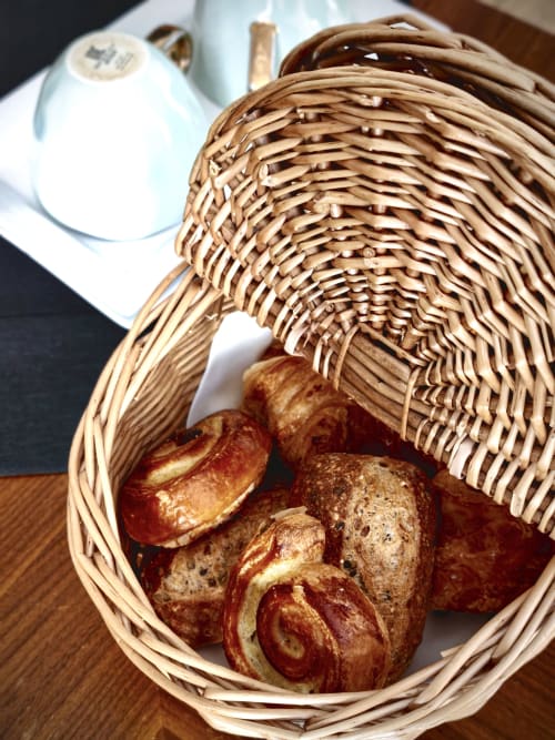 Panier tressé avec pâtisseries fraîches à La Tour Grégoire, gîte à Clermont-Ferrand, France