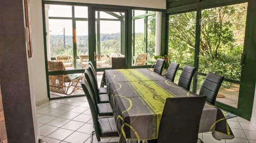 Salle à manger de l'Appartement 2 Personnes - grande table pour 10 personnes avec vue sur la véranda et le jardin