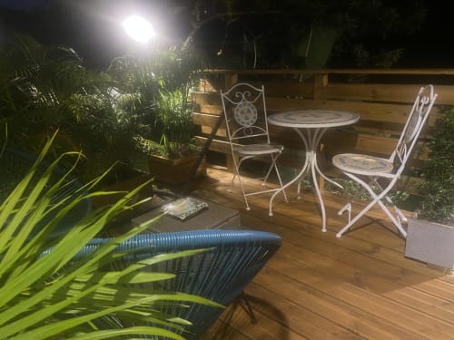 Sur le deck, profitez d'un espace idéal pour vos soirées autour d'un verre.