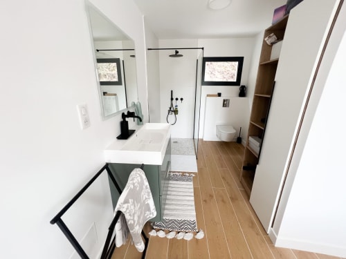 Salle de bain moderne à l'hôtel Anne Duval à Saint-Florent avec douche à l'italienne, double vasque et parquet