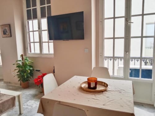 Comedor luminoso en Top Home Integra Jerez con vistas a la ciudad, TV montado y mobiliario moderno