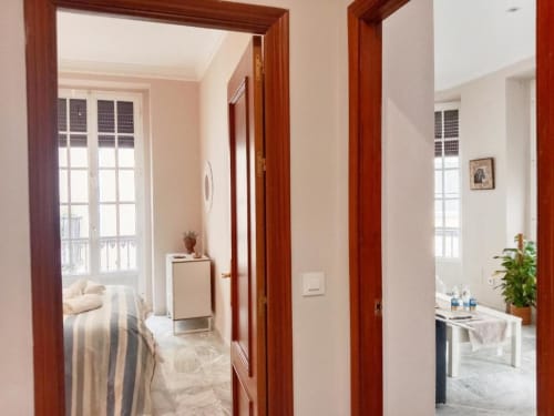 Moderno pasillo de apartamento con puertas de madera en Top Home Integra, Jerez de la Frontera, España