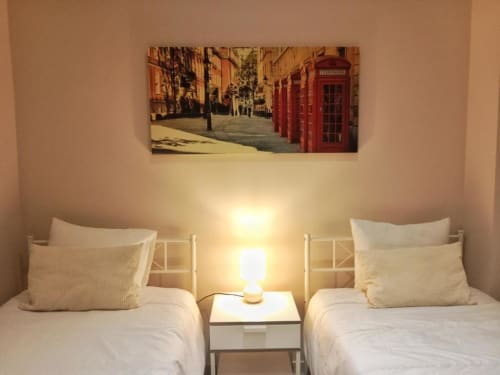 Habitación doble en apartamento Top Home Integra en Jerez de la Frontera con vistas a la ciudad y iluminación cálida
