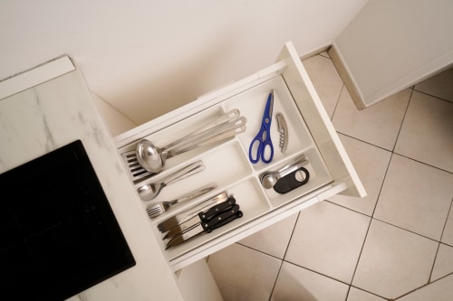 Organizzatore per cassetto cucina a IV House Roma con utensili, forbici e attrezzi da cucina ordinatamente disposti