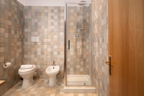 Bagno moderno della IV House B&B a Roma con rivestimenti in piastrelle a motivi, doccia, wc e bidet