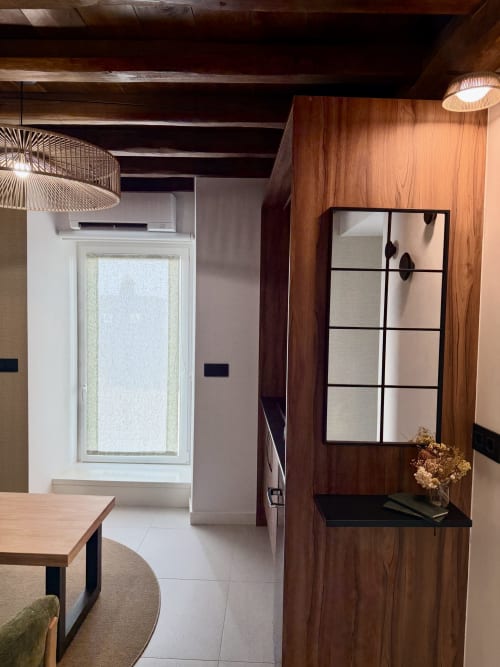 Interior moderno de apartamento en Casa Rural San Andrés de Teixido con vigas de madera, mesa de comedor y vistas al mar