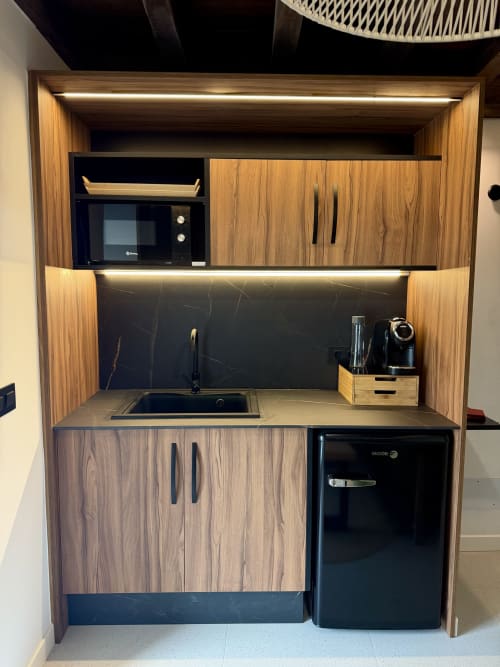 Cocina moderna en apartamento Area Negra de Casa Rural San Andrés de Teixido con muebles de madera, salpicadero negro y fregadero