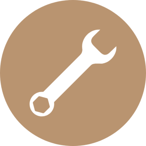 Icono de llave inglesa blanca sobre fondo circular beige para servicios de mantenimiento hotelero de Escanda Building Solutions