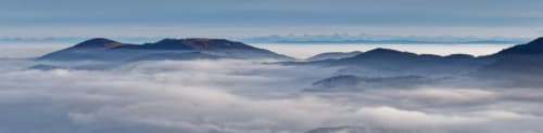 Montagnes et vallées enveloppées de brume matinale près de la Villa Valtin au Valtin, France