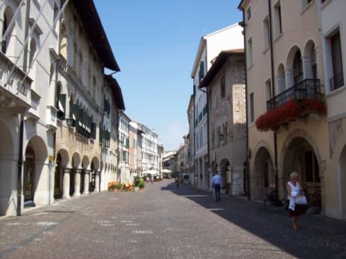 Storica via acciottolata a Fontanafredda con edifici rinascimentali e portici vicino all'hotel Casa Meravigliosa