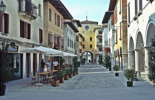 Affascinante piazza italiana a Casa Meravigliosa, Fontanafredda con edifici storici, portici e tavoli all'aperto