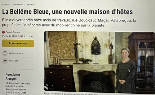 Magali Valabrègue dans sa chambre d'hôtes décorée à l'hôtel-boutique La Bellême Bleue à Lectoure, France