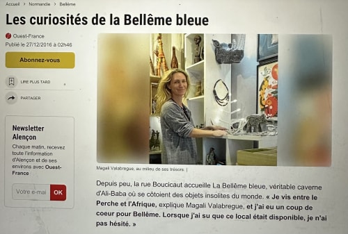 Magali Valabreque dans sa boutique de curiosités La Bellême bleue à Lectoure, remplie de trésors vintage