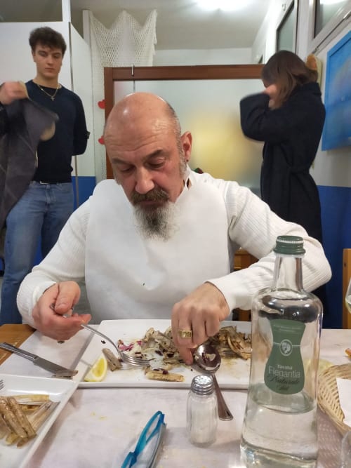 Uomo barbuto assapora la cucina italiana a Casa Meravigliosa a Fontanafredda
