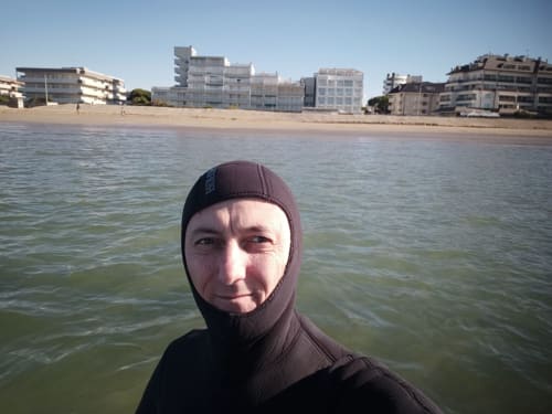 Persona in muta da sub in mare vicino alla spiaggia di Casa Meravigliosa, Fontanafredda