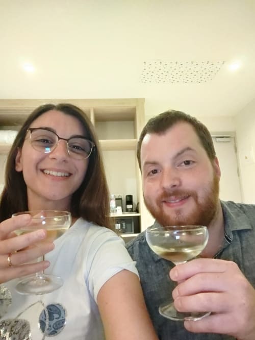 Due ospiti che brindano con calici di vino a Casa Meravigliosa a Fontanafredda, Italia