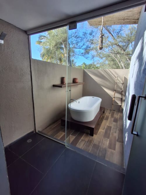 Modernes Außenbadezimmer im Isla Tajín Beach & River Resort in Tuxpan mit freistehender Badewanne und Meerblick