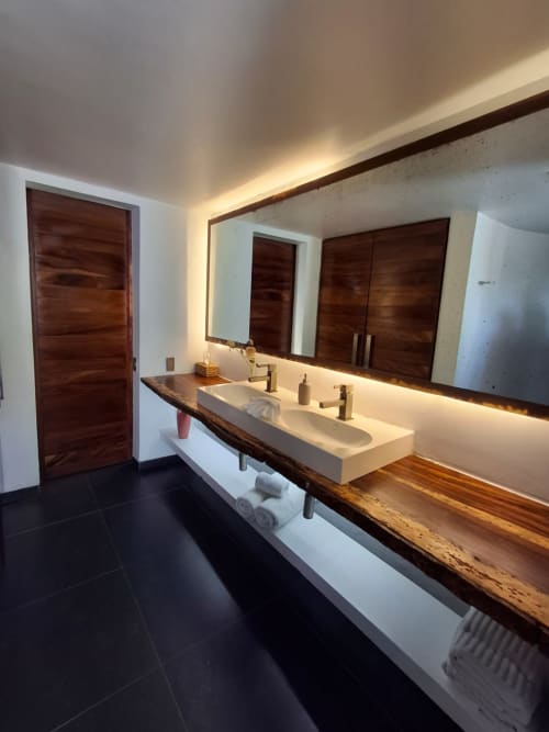 Modernes Badezimmer im Isla Tajín Beach & River Resort in Tuxpan mit Doppelwaschbecken, Holzwaschtisch und beleuchtetem Spiegel