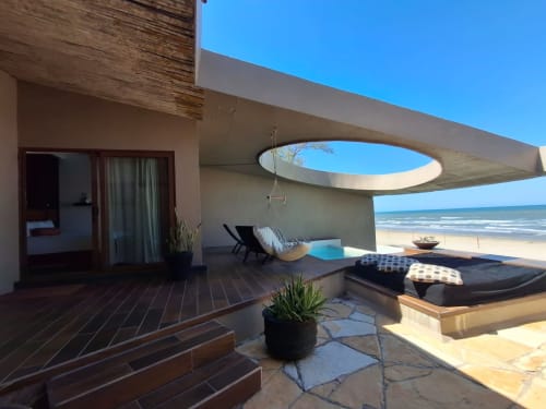 Modernes Strandhotel-Suite mit Meerblick, Lounge und gekrümmtem Oberlicht im Isla Tajín Resort in Tuxpan