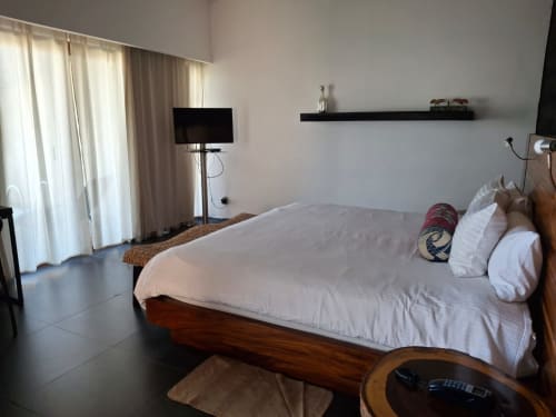 Modernes Hotelzimmer mit Meerblick im Isla Tajín Beach & River Resort in Tuxpan, weiße Bettwäsche, Fernseher und Balkonzugang