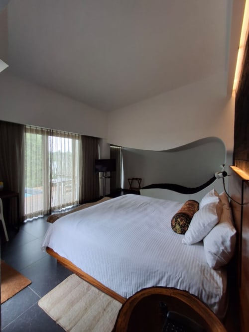 Modernes Schlafzimmer im Isla Tajín Beach & River Resort in Tuxpan mit Seeblick, weißer Bettwäsche und Glasschiebetüren