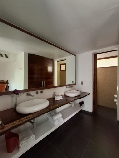 Modernes Badezimmer mit zwei freistehenden Waschbecken und dunklem Holzwaschtisch im Isla Tajín Beach & River Resort in Tuxpan, Mexiko