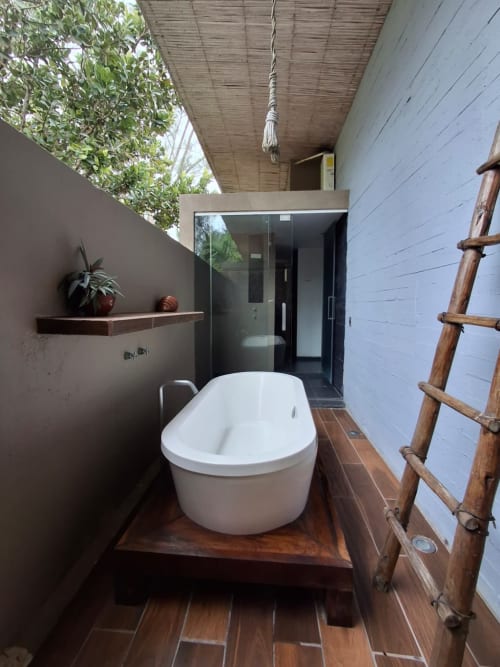 Modernes Außenbad im Isla Tajín Beach & River Resort mit freistehender Badewanne, hölzerner Leiter und üppiger Begrünung