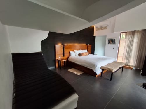 Modernes Schlafzimmer im Isla Tajín Beach & River Resort in Tuxpan mit Holzbett, schwarzer Bestuhlung und Seeblick